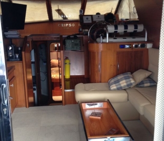  Kabine mit Fernseher von einem Motorboot aus